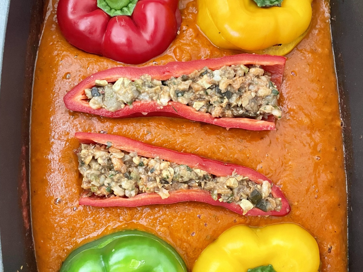 Vegetarische gefüllte Paprika in Tomatensauce